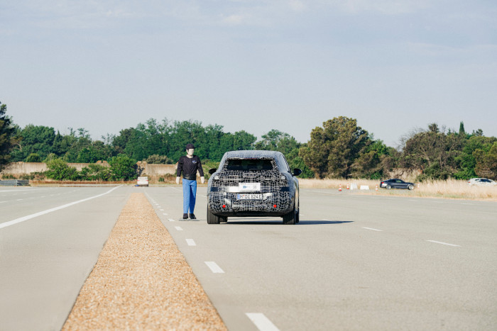 Die Sensoren erkennen das Hindernis als Mensch. Der Wagen weicht aus und reduziert die Geschwindigkeit. (Bild: BMW)